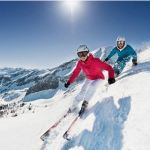 deux skieurs descendent une piste