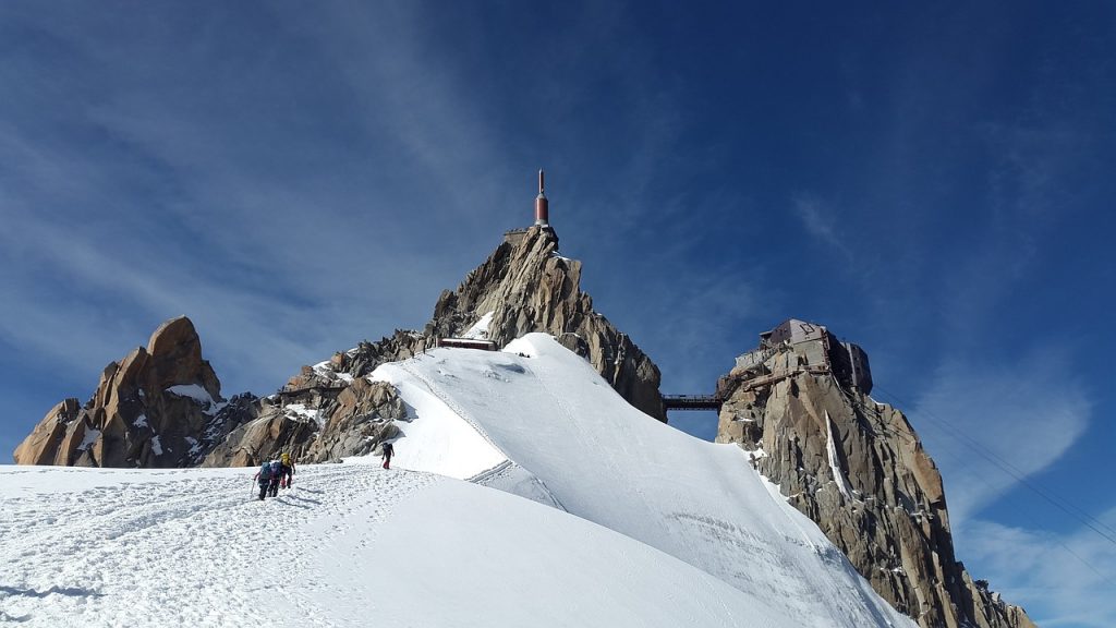 vue sur le sommet de l'aiguille du midi avec randonneurs qui font l'ascension